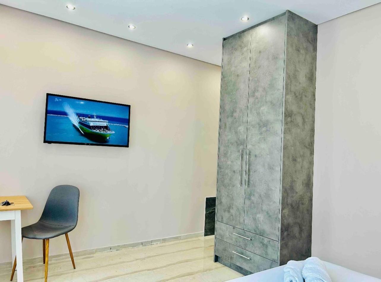 Port Twins Suites No2 Piraeus Exterior photo